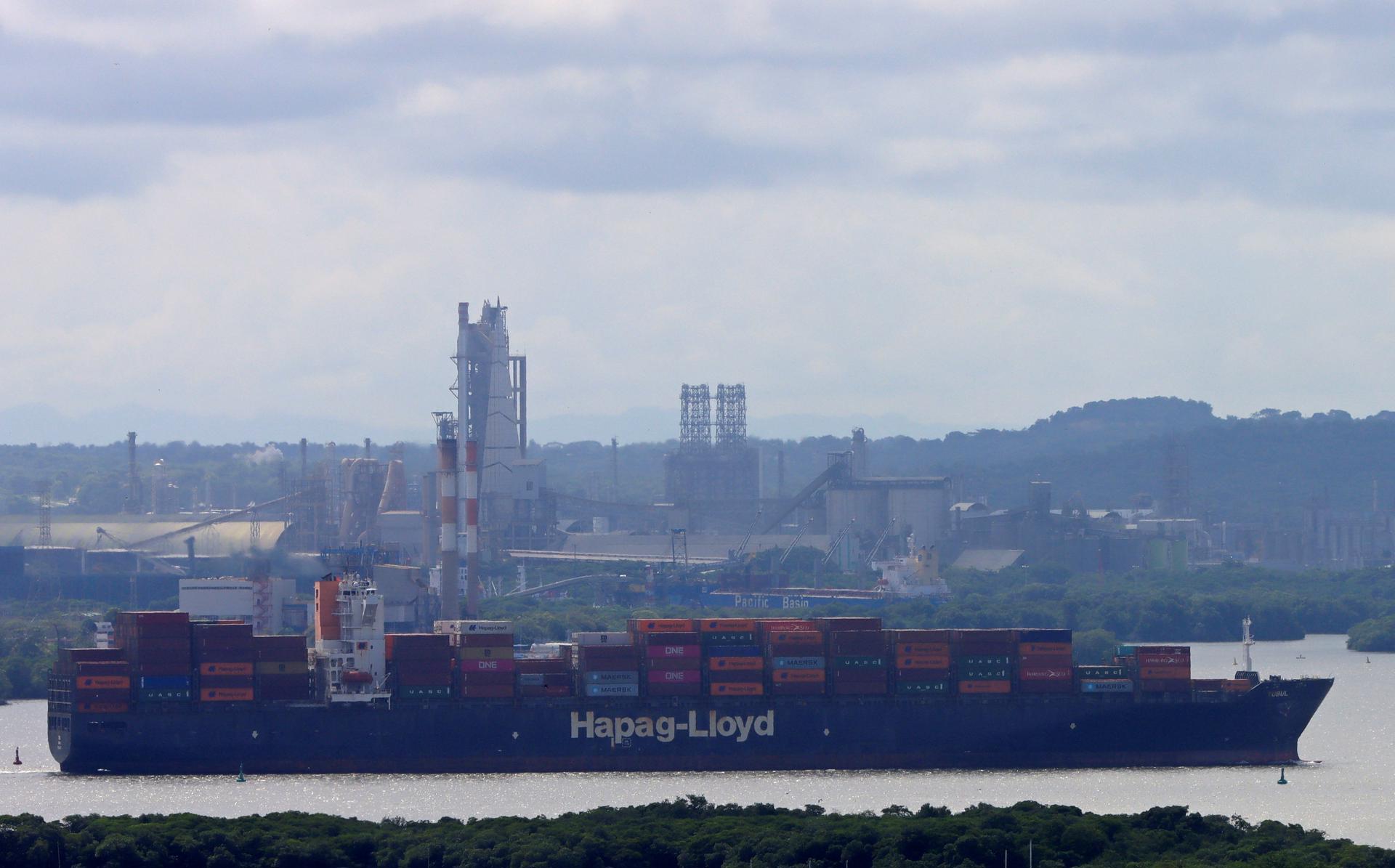 Fotografía de archivo que muestra un buque cargado con contenedores. EFE/ Ricardo Maldonado Rozo