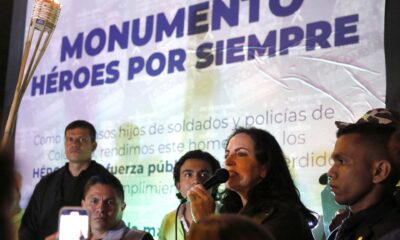La senadora María Fernanda Cabal pronuncia hoy un discurso durante un plantón opositor para conmemorar los siete años del "No" al Plebiscito de los Acuerdos de Paz, en Bogotá (Colombia). EFE/Carlos Ortega