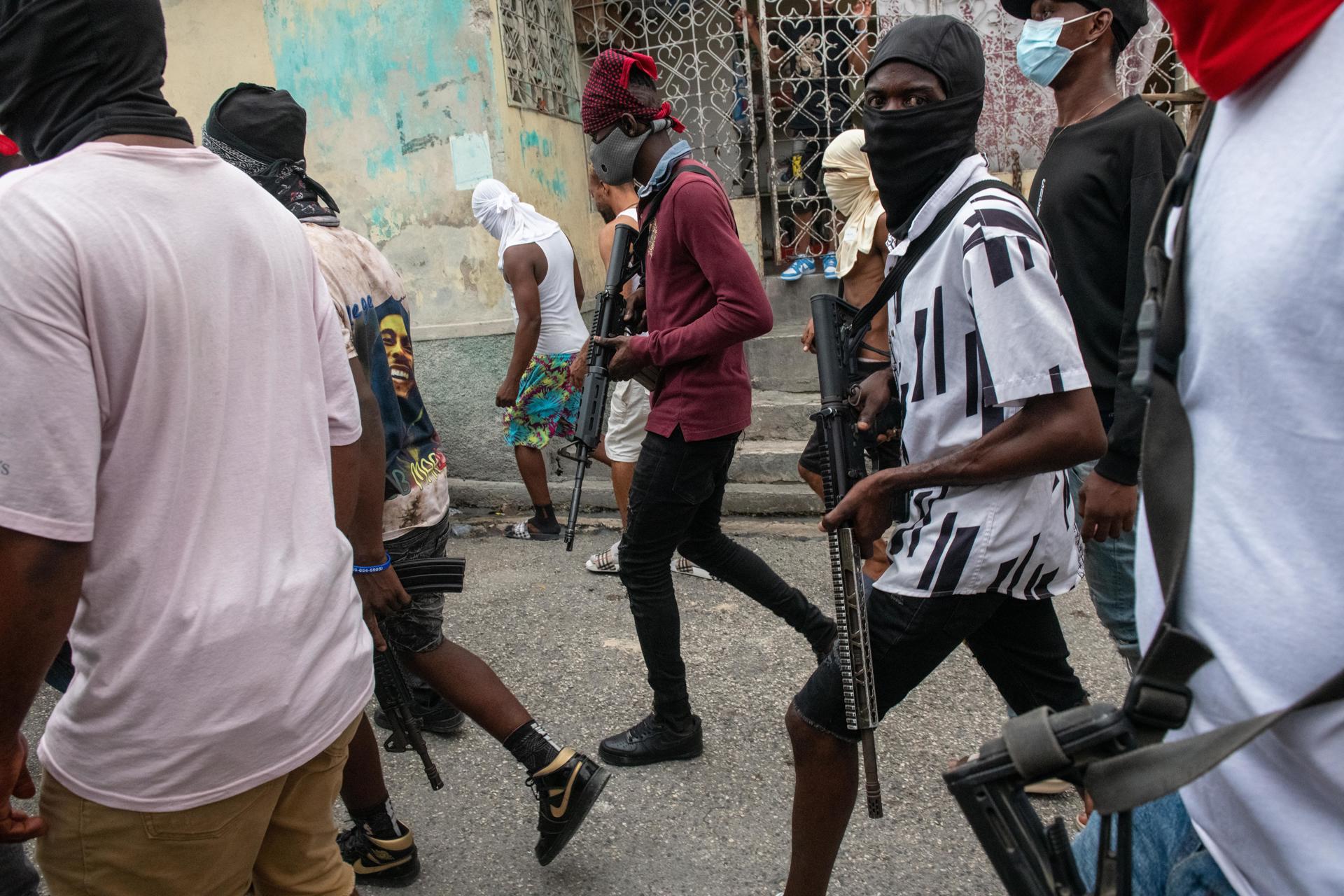 Fotografía de archivo de miembros de grupos armados vigilando las calles, en Puerto Príncipe (Haití). EFE/ Johnson Sabin