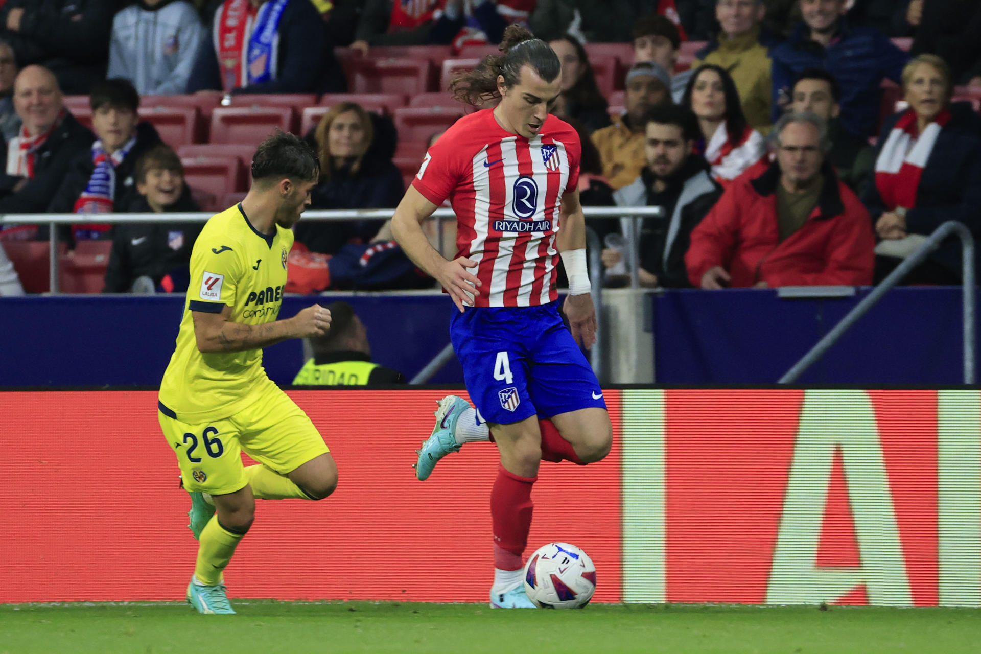 El defensa turco del Atlético de Madrid Caglar Söyüncü (i) disputa un balón ante Adria Altimira (i)en una foto de archivo de Zipi Aragon. EFE