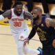 El juagador de los Angeles Lakers LeBron James (d) regatea el balón pasando por Julius Randle de los New York Knicks durante la primera mitad del partido de baloncesto de la NBA.EFE/EPA/ALLISON CENA