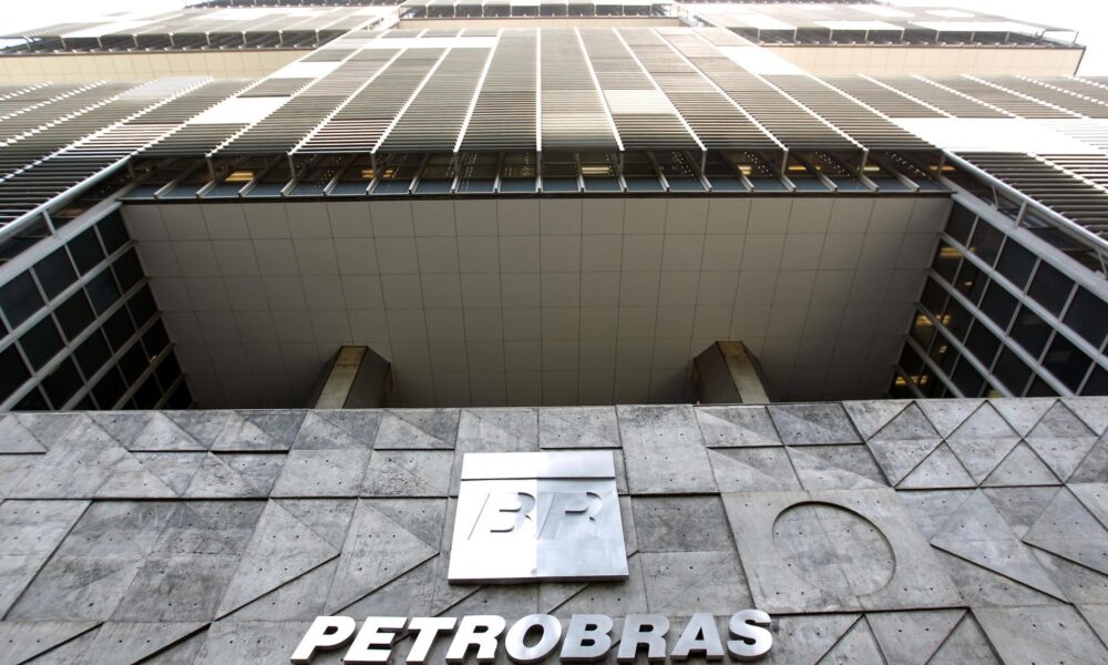 Fotografía de afiche de la fachada de la sede de Petrobras. EFE/Antonio Lacerda