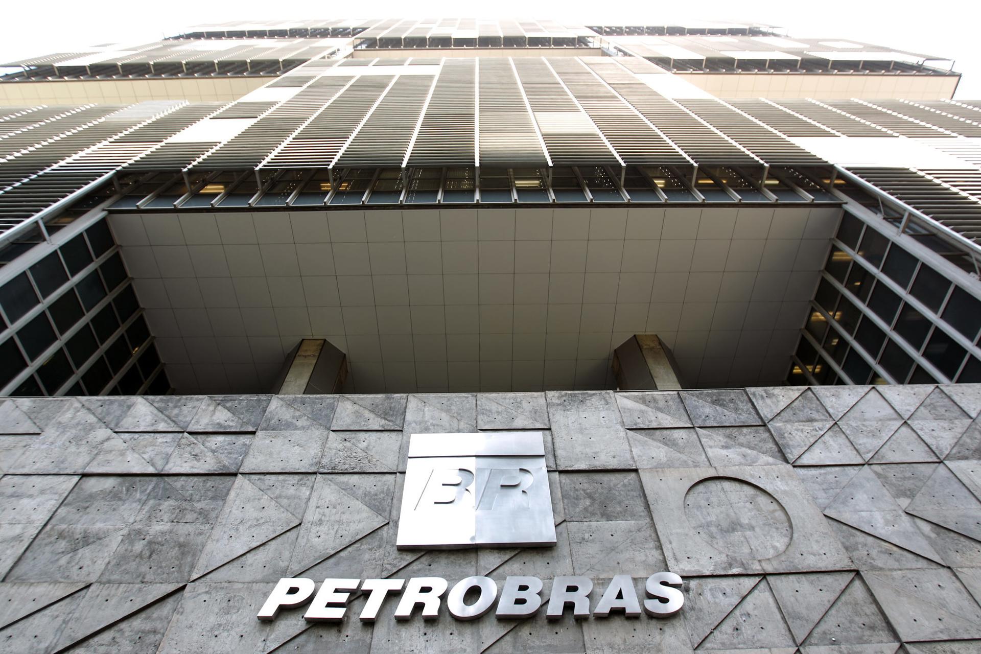 Fotografía de afiche de la fachada de la sede de Petrobras. EFE/Antonio Lacerda