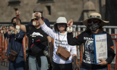Colectivos de búsqueda de personas desaparecidas fueron registrados este 22 de diciembre al protestar frente a Palacio Nacional, en Ciudad de México (México). EFE/Isaac Esquivel