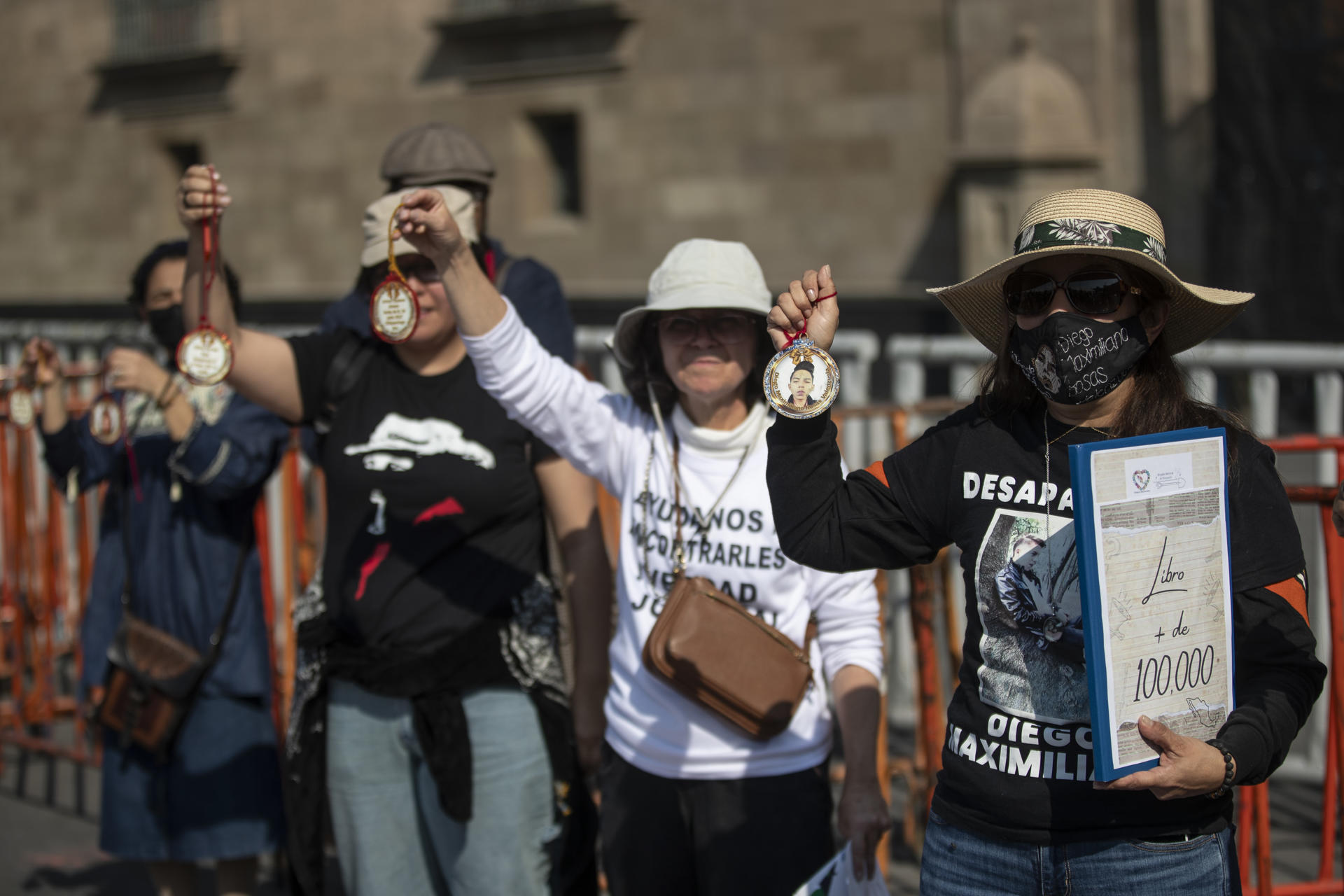 Colectivos de búsqueda de personas desaparecidas fueron registrados este 22 de diciembre al protestar frente a Palacio Nacional, en Ciudad de México (México). EFE/Isaac Esquivel