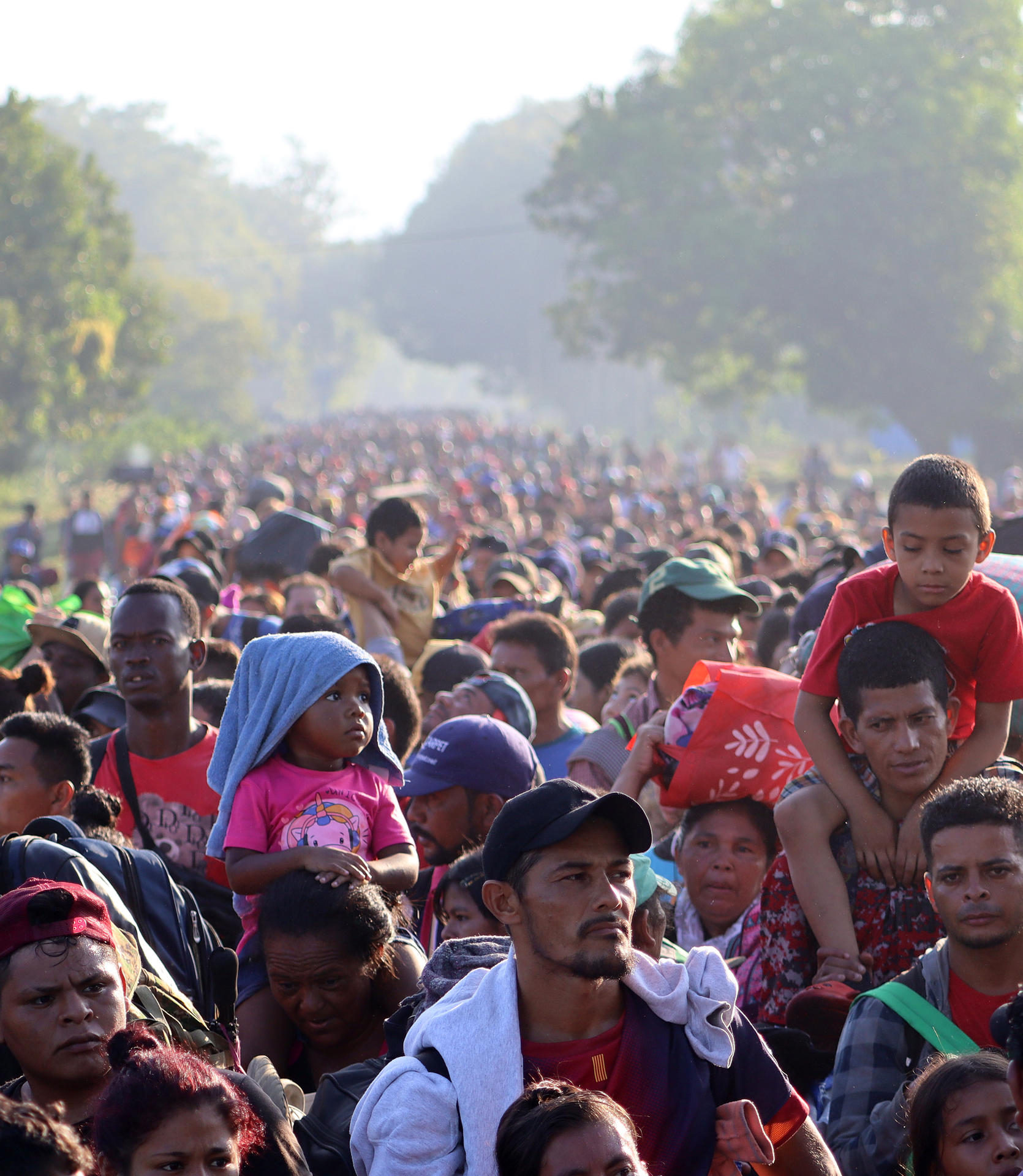 Migrantes caminan en caravana este martes, para poder llegar a la frontera norte, en el municipio de Huixtla en Chiapas (México). EFE/Juan Manuel Blanco