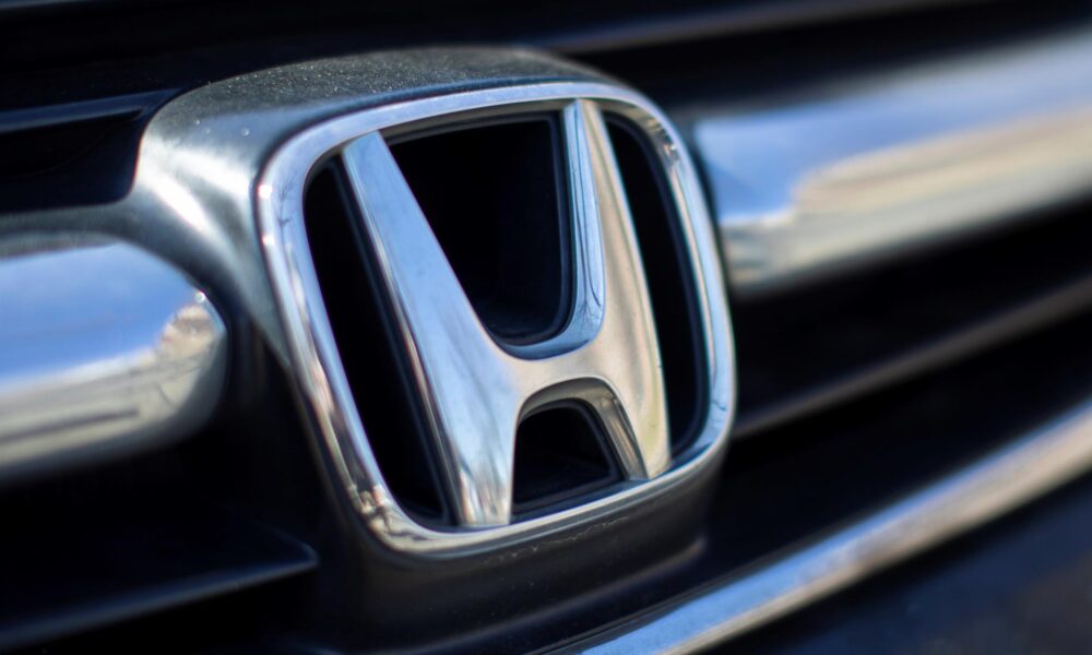 Fotografía de archivo en la que se registró un logo de la automotriz japonesa Honda, en un vehículo, en Alexadria (Virginia, EE.UU.). EFE/Erik Lesser