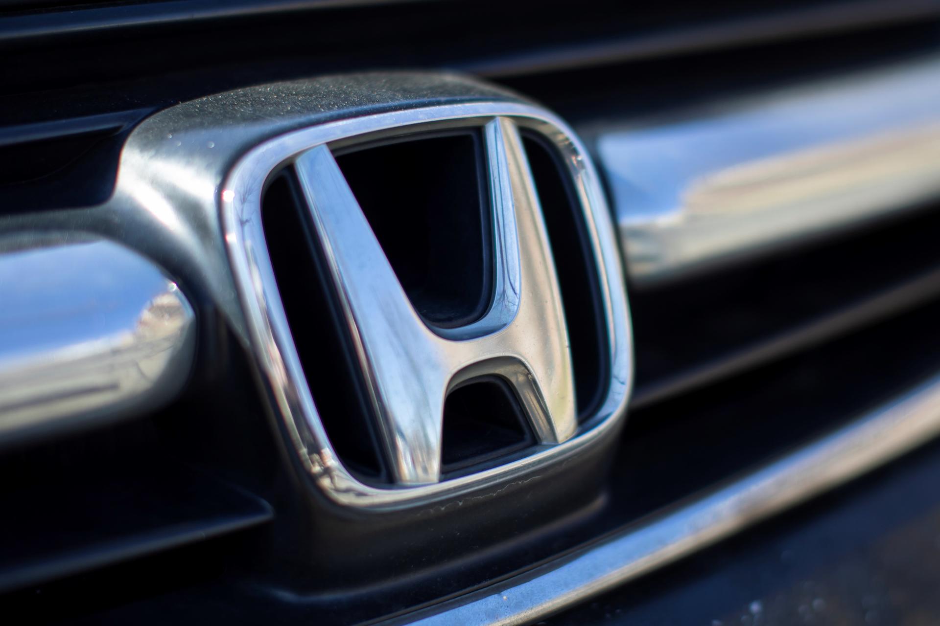Fotografía de archivo en la que se registró un logo de la automotriz japonesa Honda, en un vehículo, en Alexadria (Virginia, EE.UU.). EFE/Erik Lesser