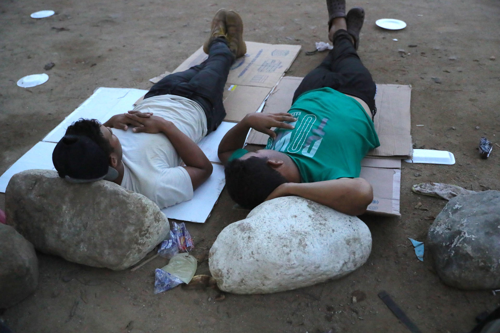 Migrantes venezolanos descansan en la ciudad de Danlí (Honduras). Fotografía de archivo. EFE/Gustavo Amador