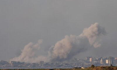 El humo se eleva desde los edificios de Gaza mientras continúa la operación del ejército israelí en la Franja, visto desde un lugar no revelado cerca de la frontera de Gaza, este jueves. EFE/ATEF SAFADI