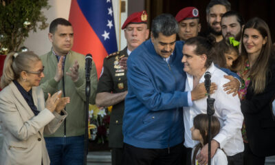 Fotografía de archivo del presidente de Venezuela, Nicolás Maduro (i), mientras recibe al empresario colombiano Alex Saab en el Palacio de Miraflores en Caracas (Venezuela). EFE/ Miguel Gutiérrez