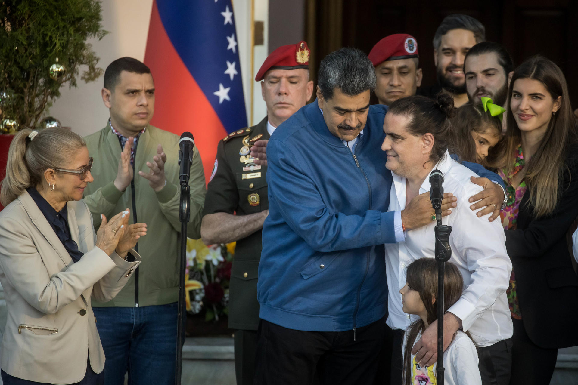 Fotografía de archivo del presidente de Venezuela, Nicolás Maduro (i), mientras recibe al empresario colombiano Alex Saab en el Palacio de Miraflores en Caracas (Venezuela). EFE/ Miguel Gutiérrez