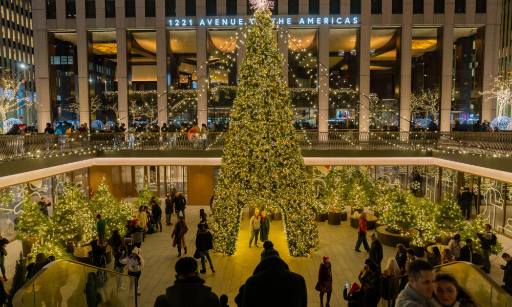 Personas se toman fotos en el árbol de navidad del edificio 1221 Avenue of the Americas en Manhattan, el 15 diciembre de 2023, en Nueva York (EE.UU.). EFE/Angel Colmenares