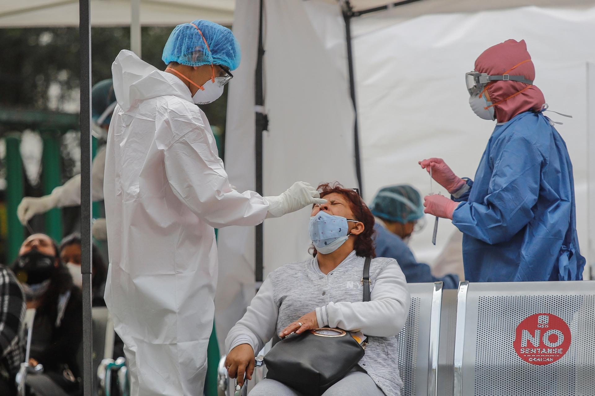 Una persona se realiza una prueba para detectar covid-19 en el Hospital General Dr. Carlos Mac Gregor de Ciudad de México (México). Fotografía de archivo. EFE/Isaac Esquivel