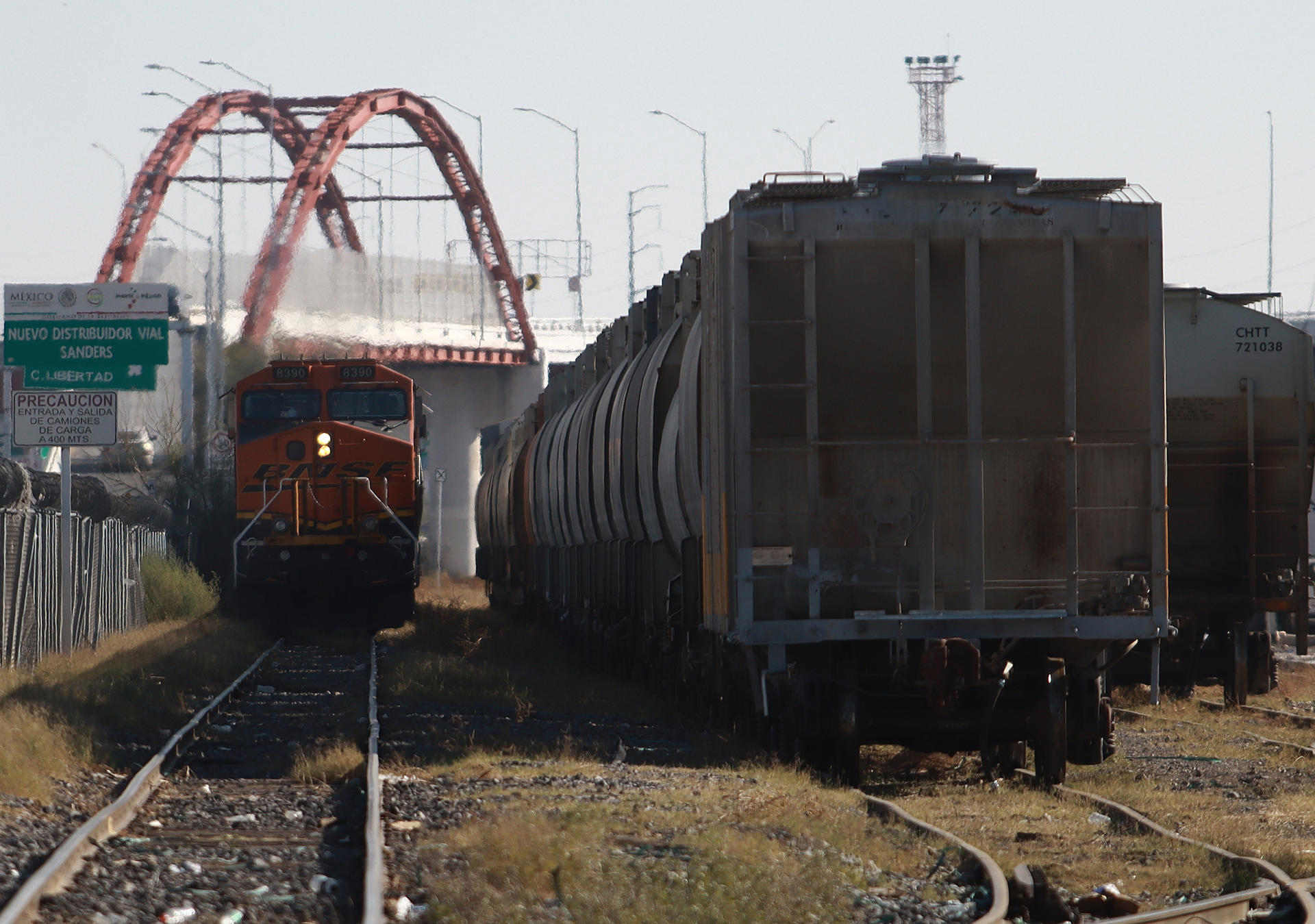 Fotografía de un tren hoy, en la frontera con EE.UU. en Ciudad Juárez Chihuahua (México). EFE/ Luis Torres