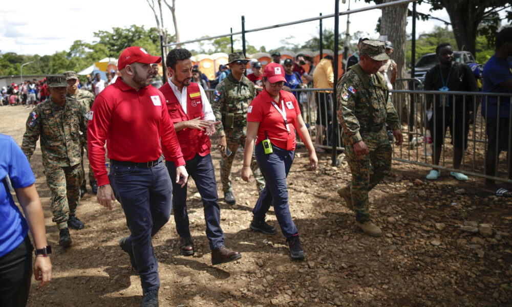 El embajador de España en Panamá, Guzmán Palacios (c), camina por la Estación de Recepción Migratoria (ERM) de Lajas Blancas, el 18 de diciembre de 2023, corregimiento de Metetí en la provincia de Darién (Panamá). EFE/ Bienvenido Velasco