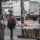 Un vendedor ambulante ofrece sus productos en una calle de la Ciudad de México (México). Imagen de archivo. EFE/Isaac Esquivel