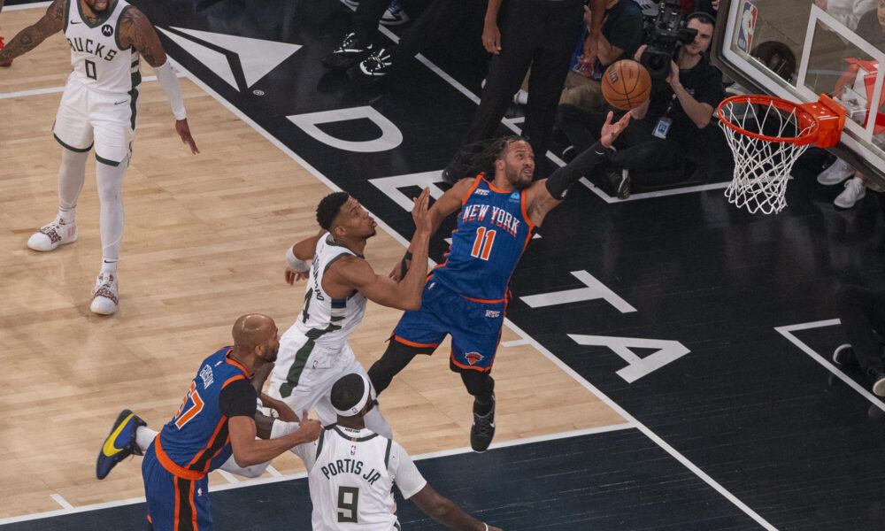 Jalen Brunson (d) de los Knicks salta a la canasta hoy, durante un partido de baloncesto de la NBA entre los New York Knicks y los Milwaukee Bucks, en el pabellón deportivo multiusos Madison Square Garden en el distrito de Manhattan, en Nueva York (EE.UU.). EFE/ Ángel Colmenares