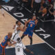 Jalen Brunson (d) de los Knicks salta a la canasta hoy, durante un partido de baloncesto de la NBA entre los New York Knicks y los Milwaukee Bucks, en el pabellón deportivo multiusos Madison Square Garden en el distrito de Manhattan, en Nueva York (EE.UU.). EFE/ Ángel Colmenares