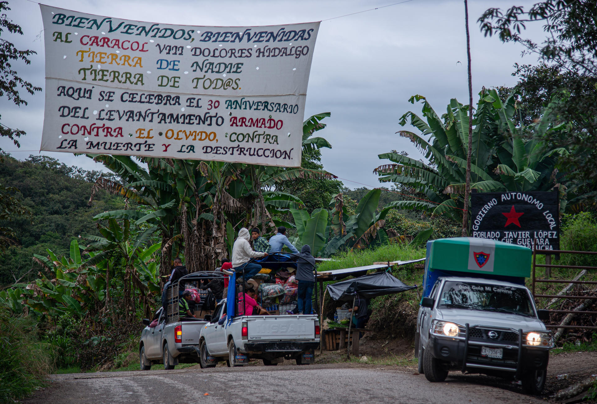 Militantes e invitados de organizaciones civiles comienzan a llegar previo al aniversario del Ejército Zapatista, este viernes en la comunidad de el Caracol, municipio de Ocosingo en el estado de Chiapas (México). EFE/Carlos López