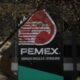 Fotografía de archivo del logotipo de Pemex cerca al busto del General Lázaro Cárdenas, en las oficinas generales de Pemex en la Ciudad de México (México). EFE/ Sáshenka Gutiérrez