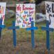 Fotografía de archiv que muestra cruces y letreros con los nombres de las víctimas de un tiroteo masivo en Lewiston, Maine (Estados Unidos). EFE/ Amanda Sagba