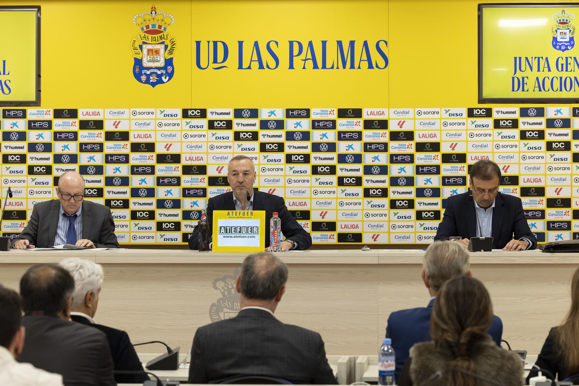 La UD Las Palmas celebró este viernes su junta general de accionistas. En la imagen, el presidente, Miguel Angel Ramírez (c). EFE/ Quique Curbelo
