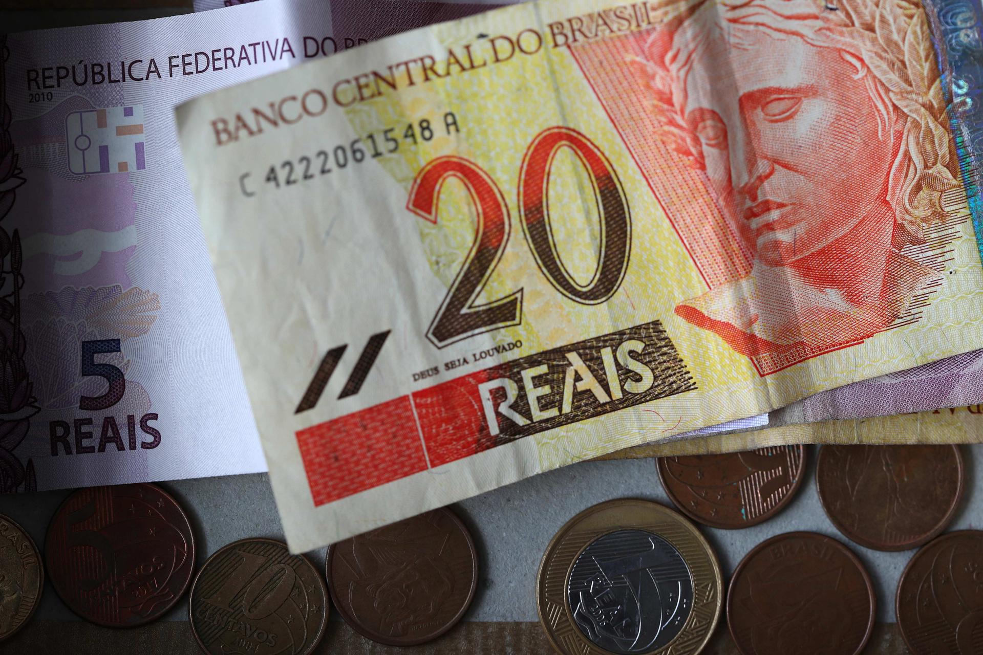 Imagen de archivo de billetes de reales en Río de Janeiro (Brasil). . EFE/Marcelo Sayão