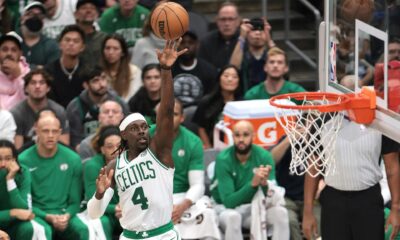 Jrue Holiday (c-i), guarda de los Celtics de Boston, fue registrado este sábado, 23 de diciembre, al lanzar un balón a la canasta que defienden los Clippers de Los Ángeles, durante un partido de la NBA, en Los Ángeles (California, EE.UU.). EFE/Allison Dinner