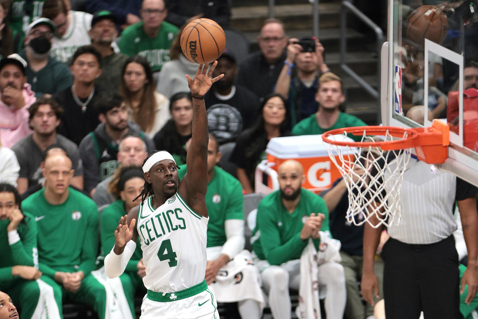 Jrue Holiday (c-i), guarda de los Celtics de Boston, fue registrado este sábado, 23 de diciembre, al lanzar un balón a la canasta que defienden los Clippers de Los Ángeles, durante un partido de la NBA, en Los Ángeles (California, EE.UU.). EFE/Allison Dinner