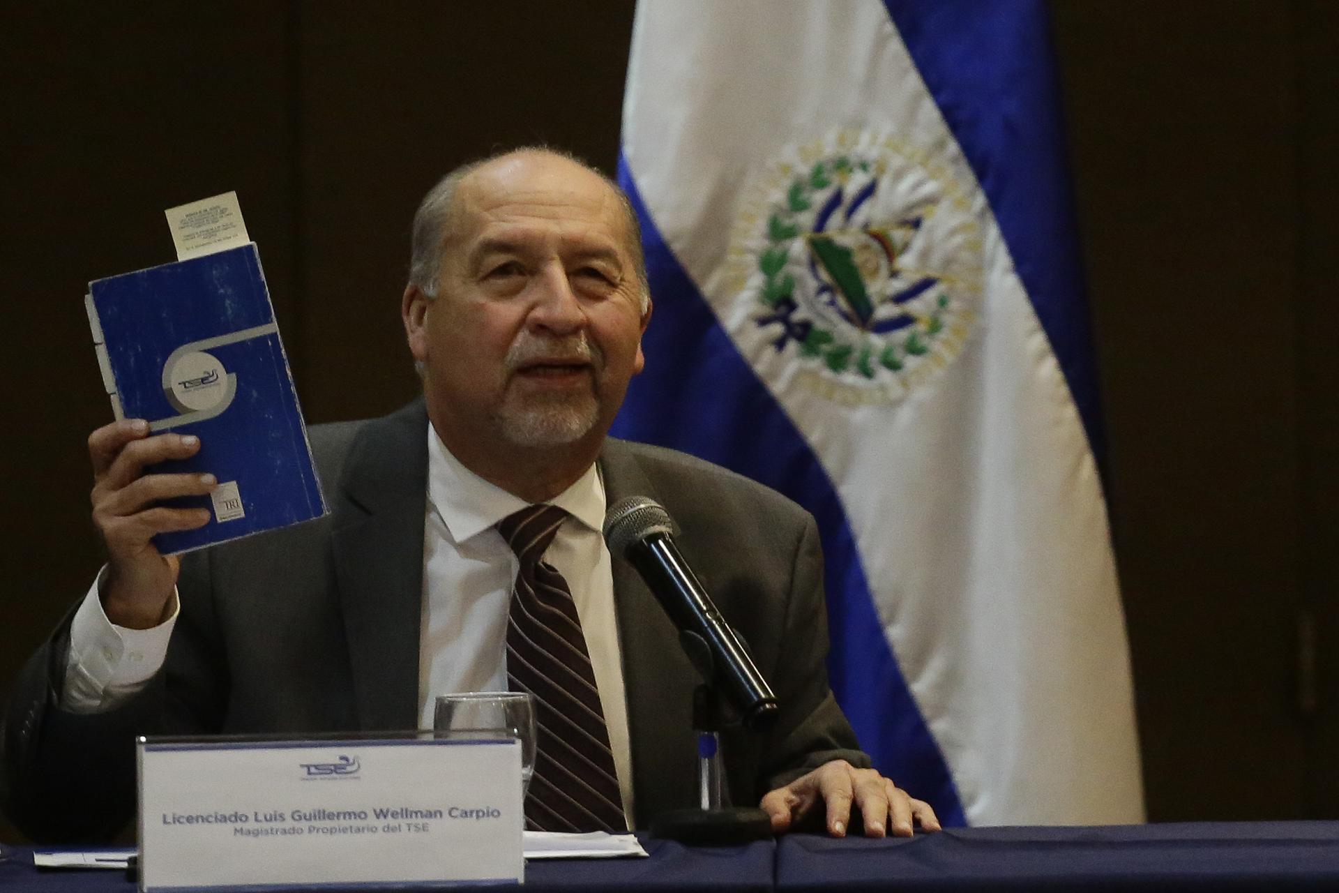 Fotografía de archivo en la que se registró a Guillermo Wellman, magistrado del Tribunal Supremo Electoral de El Salvador, durante una conferencia, en la capital salvadoreña. EFE/Rodrigo Sura