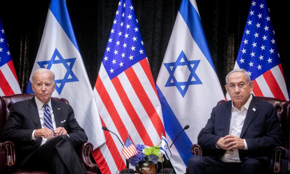 El presidente de Estadios Unidos, Joe Biden (i), y el primer ministro israelí, Benjamín Netanyahu (d), durante una reunión en Tel Aviv (Israel), el 18 de octubre de 2023. EFE/Miriam Alsater/Pool