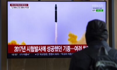 Un hombre mira las noticias del lanzamiento de un misil, en Seúl (Corea del Sur), en una fotografía de archivo. EFE/Jeon Heon-Kyun