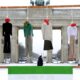 Imagen de archivo de una protesta con la ejecución simbólica de cuatro muñecos encima de una bandera iraní frente a la Puerta de Brandeburgo, en Berlín. EFE/Robert Schlesinger