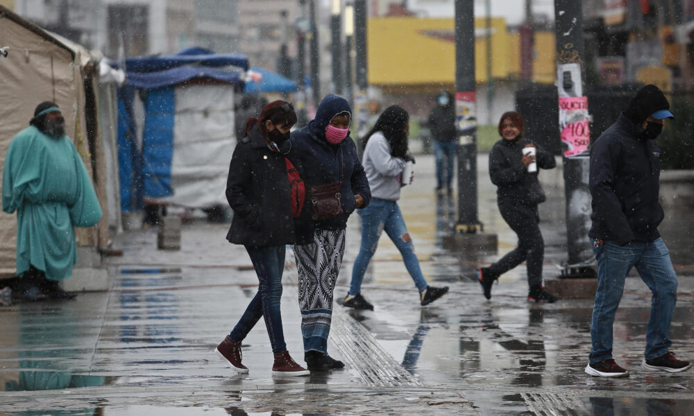 Personas caminan durante la caída de nieve y agua nieve en Ciudad Juárez, en el estado de Chihuahua (México). Imagen de archivo. EFE/Luis Torres