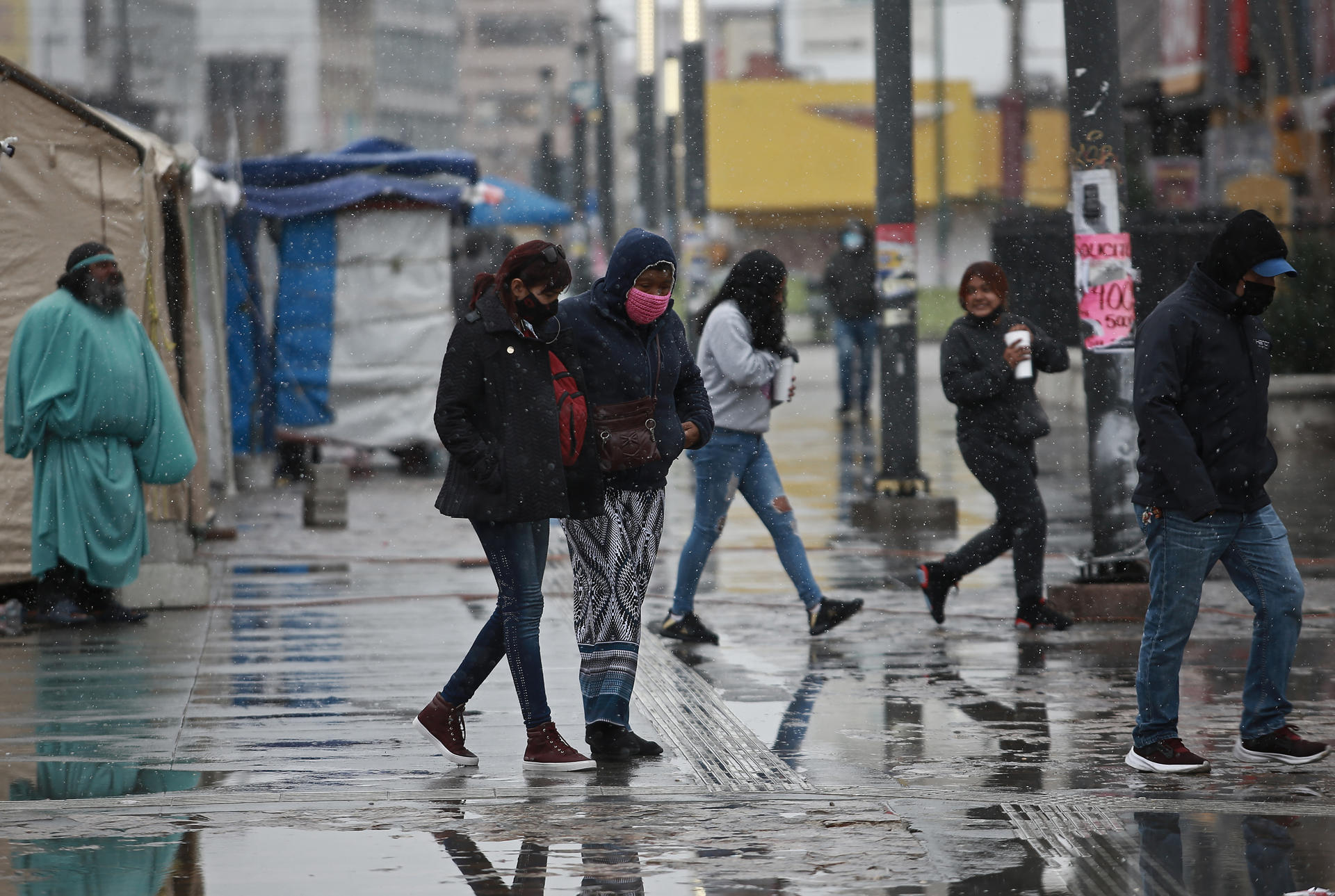 Personas caminan durante la caída de nieve y agua nieve en Ciudad Juárez, en el estado de Chihuahua (México). Imagen de archivo. EFE/Luis Torres