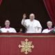 El papa Francisco durante la bendición Urbi et Orbi en el Vaticano este 25 de diciembre. EFE/EPA/FABIO FRUSTACI
