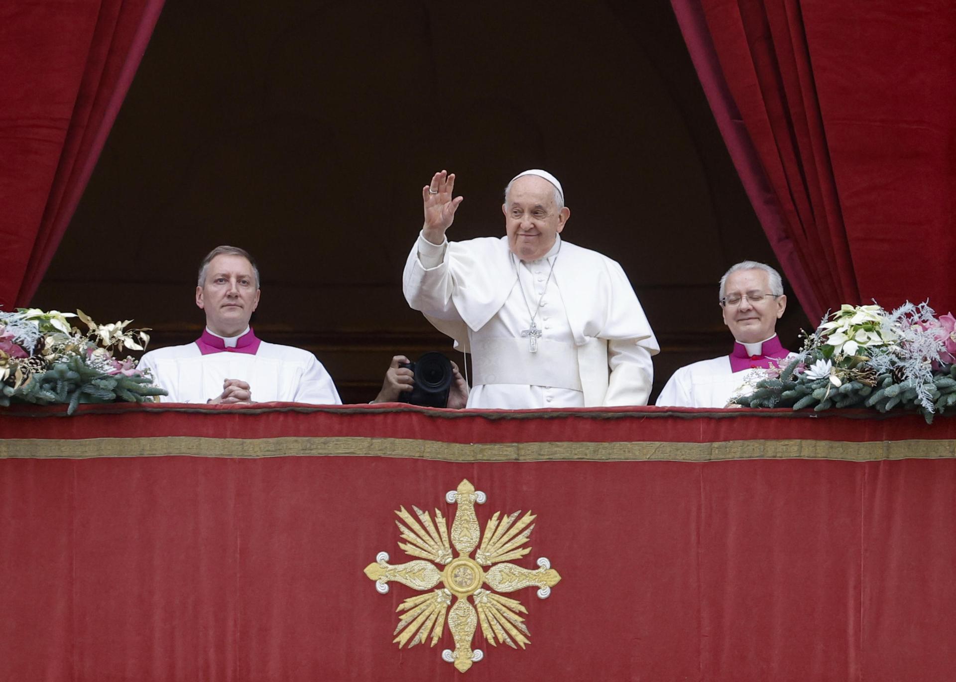 El papa Francisco durante la bendición Urbi et Orbi en el Vaticano este 25 de diciembre. EFE/EPA/FABIO FRUSTACI