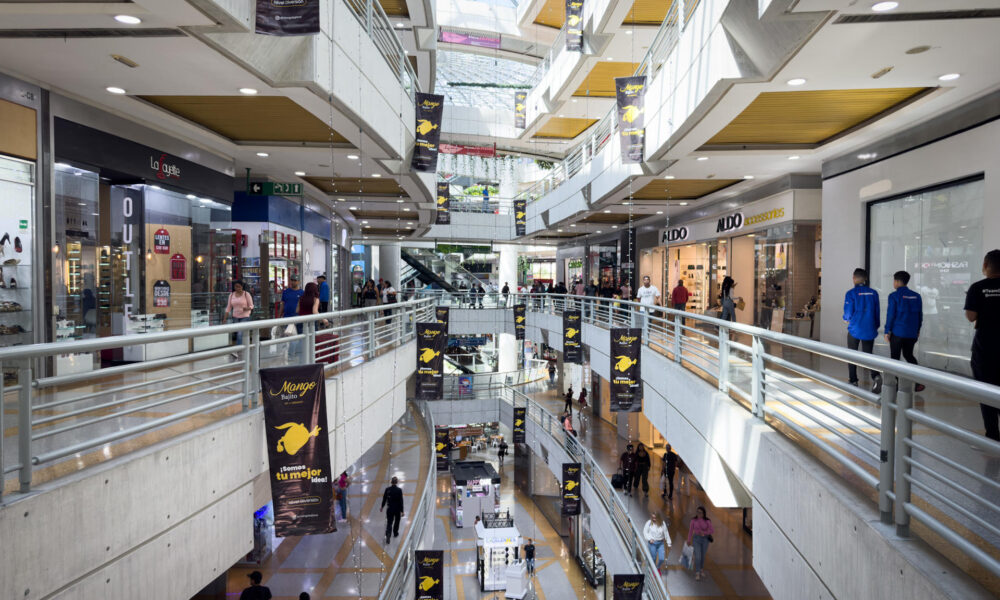 Fotografía que muestra el interior de un centro comercial, el 18 de diciembre de 2023, en Caracas (Venezuela). EFE/Rayner Peña R.
