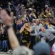 Stephen Curry celebra la victoria de los Golden State Warriors ante los Boston Celtics.  EFE/EPA/JOHN G. MABANGLO