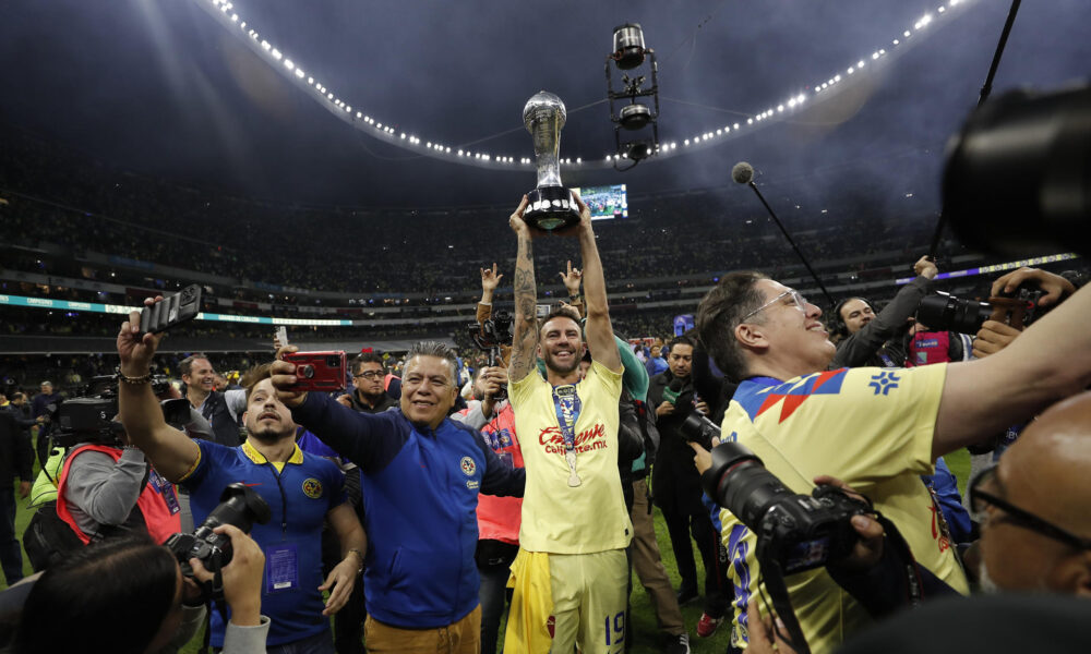 Miguel Layún de América festeja con la copa la conquista del torneo Apertura 2023. EFE/Isaac Esquivel