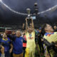 Miguel Layún de América festeja con la copa la conquista del torneo Apertura 2023. EFE/Isaac Esquivel