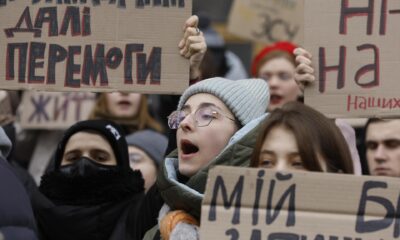 Los manifestantes ucranianos sostienen carteles que dicen "Dinero para las UAF" (Fuerzas Armadas de Ucrania), durante una manifestación cerca de la administración de la ciudad en Kiev, Ucrania, el 16 de diciembre de 2023. EFE/EPA/SERGEY DOLZHENKO