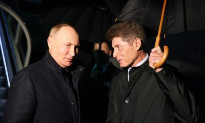 El presidente ruso Vladímir Putin (izq.) y el gobernador de la región rusa de Primorie, Oleg Kozhemyako(dcha.), en una imagen de archivo. EFE/EPA/GAVRIIL GRIGOROV /SPUTNIK /