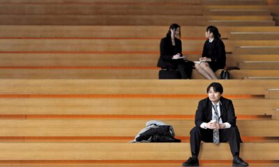 El número de puestos de trabajo disponibles por cada 100 personas en busca de empleo en Japón fue de 128 en el penúltimo mes de este año, dos puntos menos con respecto al mes precedente. En la imagen un registro de archivo de jóvenes japoneses durante un receso de su jornada laboral. EFE/Franck Robichon