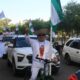 Seguidores del gobernador Luis Fernando Camacho participan de una caravana en protesta por el año de detención preventiva del político, hoy en Santa Cruz (Bolivia). EFE/Juan Carlos Torrejón