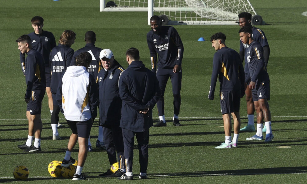 El técnico italiano Carlo Ancelotti, durante el entrenamiento que celebró el Real Madrid en la víspera del partido de la Liga de Primera División que les enfrentará al Villarreal este domingo. EFE/ Kiko Huesca