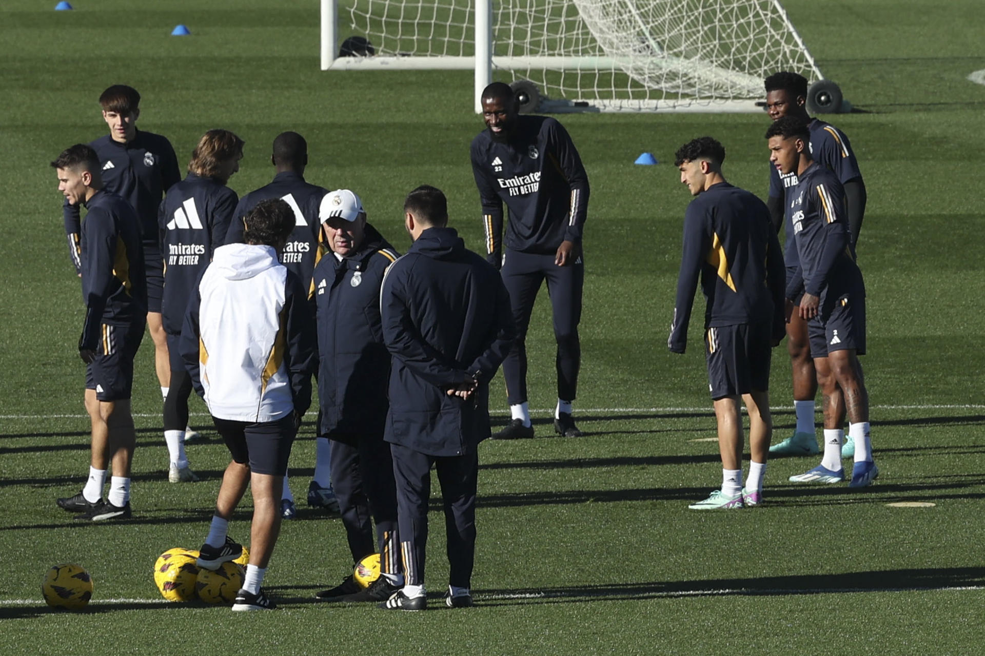 El técnico italiano Carlo Ancelotti, durante el entrenamiento que celebró el Real Madrid en la víspera del partido de la Liga de Primera División que les enfrentará al Villarreal este domingo. EFE/ Kiko Huesca