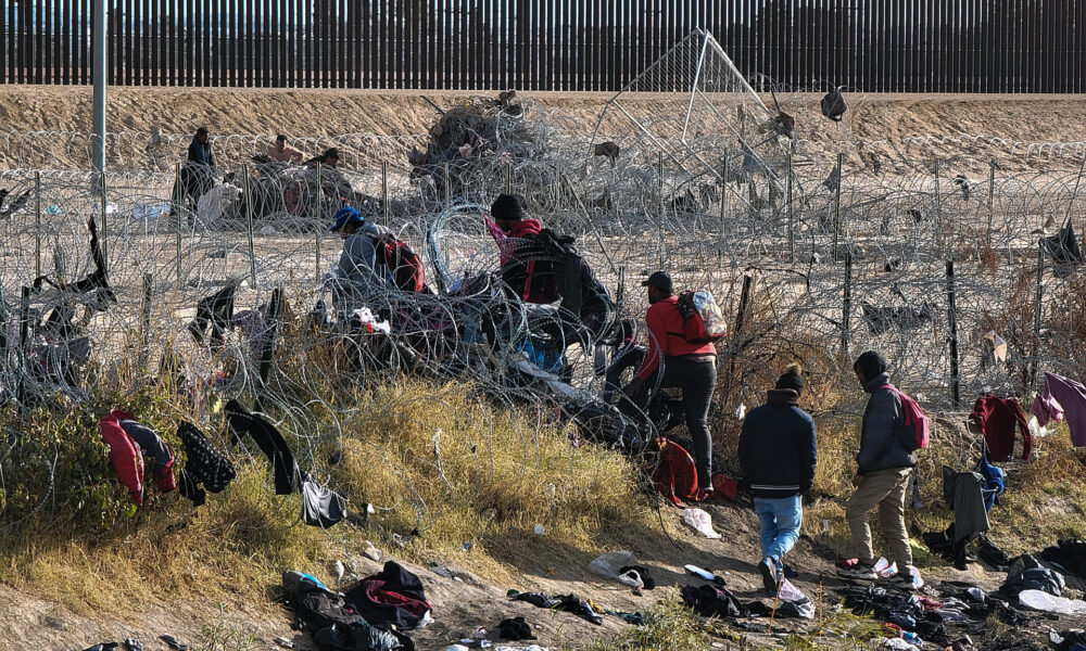 Migrantes cruzan el Río Bravo en las cercanías del muro que separa la frontera estadounidense, el 29 de diciembre de 2023, en Ciudad Juárez, Chihuahua (México). EFE/Luis Torres