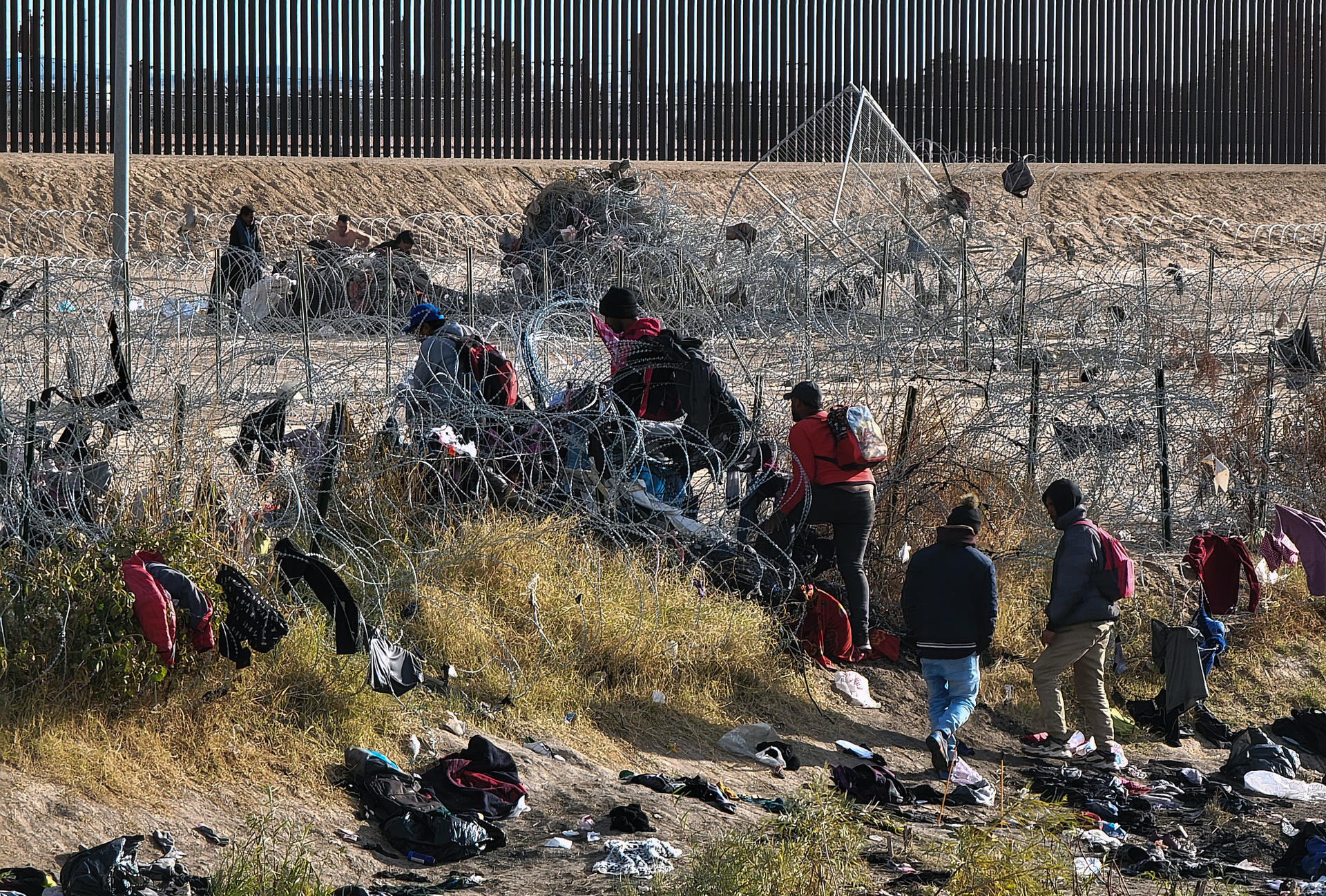 Migrantes cruzan el Río Bravo en las cercanías del muro que separa la frontera estadounidense, el 29 de diciembre de 2023, en Ciudad Juárez, Chihuahua (México). EFE/Luis Torres